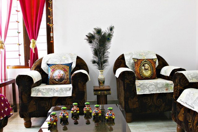 Maharaja Sir Bhupinder Singh (Left)  The beautiful hand-painted marble vase and Maharaja Sawai Sir Tukoji Rao II Holkar (Right)