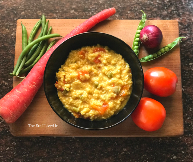 Healthy Vegetable Oats Porridge Recipe- Quick & Healthy Breakfast Recipe that's ready in under 10 minutes and is loaded with the goodness of oats & fresh vegetables #theerailivedin #healthybreakfast #breakfastrecipes #food #oatsrecipes